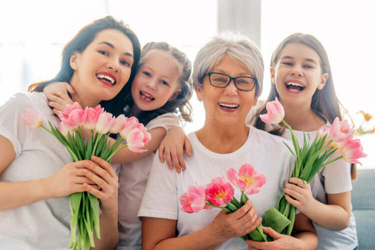 Cztery pokolenia kobiet z kwiatami, tulipanami